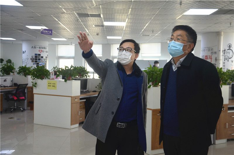 中共安陽市委統(tǒng)戰(zhàn)部副部長、市工商聯(lián)黨組書記郭洪俠一行調(diào)研安陽青峰防疫工作和復(fù)工復(fù)產(chǎn)情況