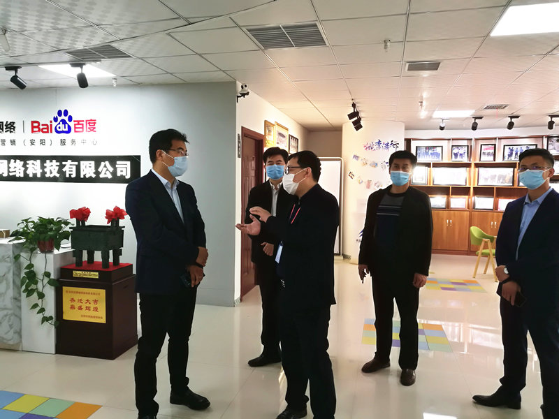 安陽市商務(wù)局副局長張躍勇，攜同天津伍創(chuàng)電子商務(wù)有限公司李富民一行蒞臨安陽青峰網(wǎng)絡(luò)參觀指導?。?>
                        </a>
                    </div>
                </div>
                <div   id=