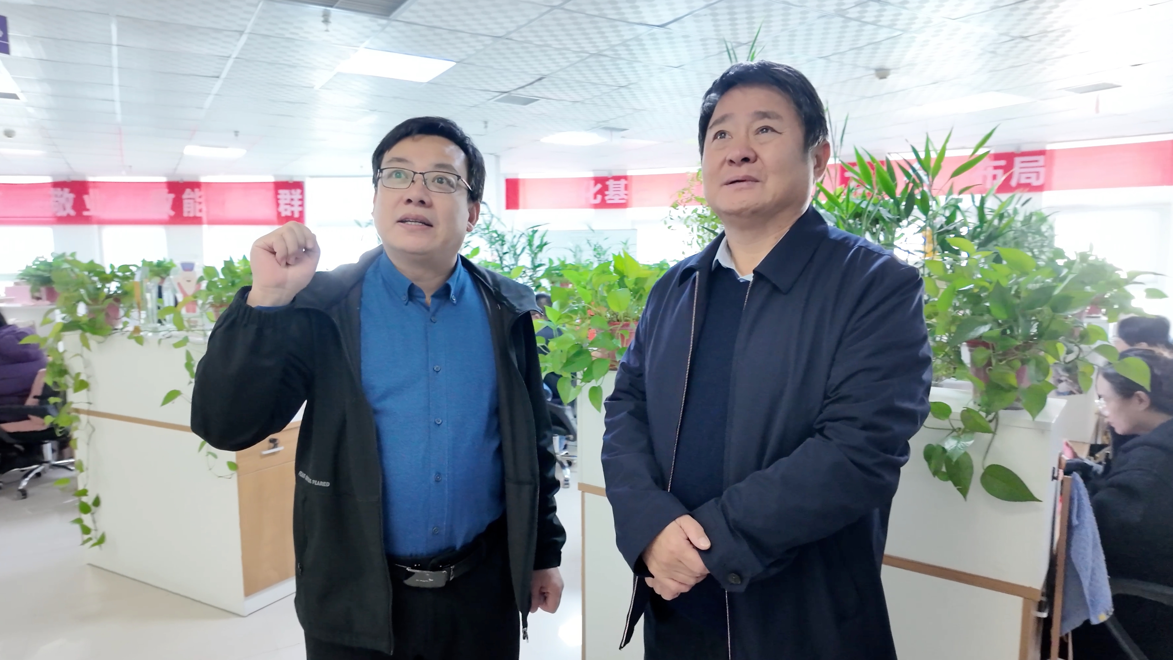 安陽市人大常委會副主任桑建業(yè)一行蒞臨安陽青峰參觀指導(dǎo)